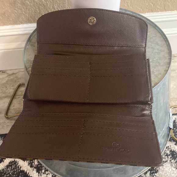 Michael Kors Fold Over Snap Closure Wallet. MK Logo on outside. Great Condition - Picture 4 of 16